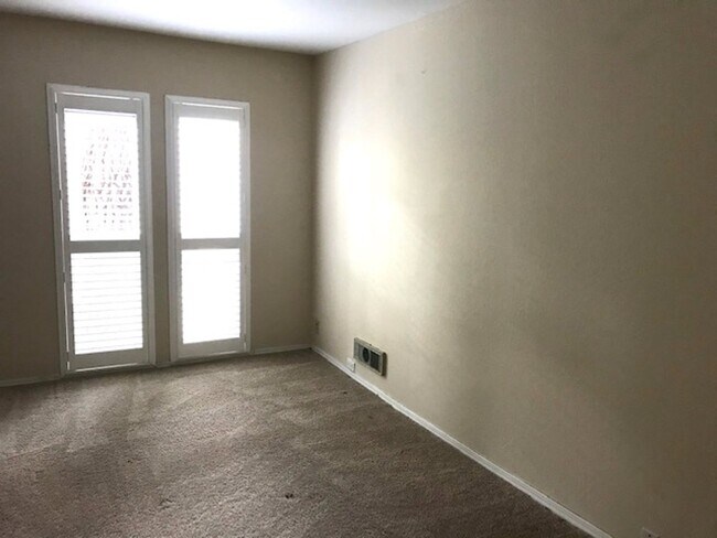 Building Photo - Updated 2 bedroom condo-downtown Walnut Cr...