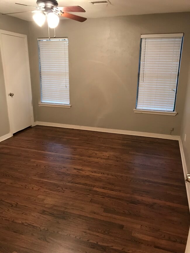 Building Photo - 906 Old Angleton Rd