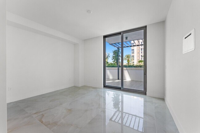 Building Photo - 485 E Royal Palm Rd