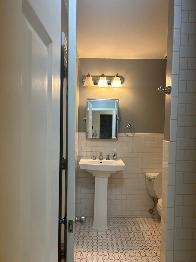 Building Photo - 716 N Deer Run Dr