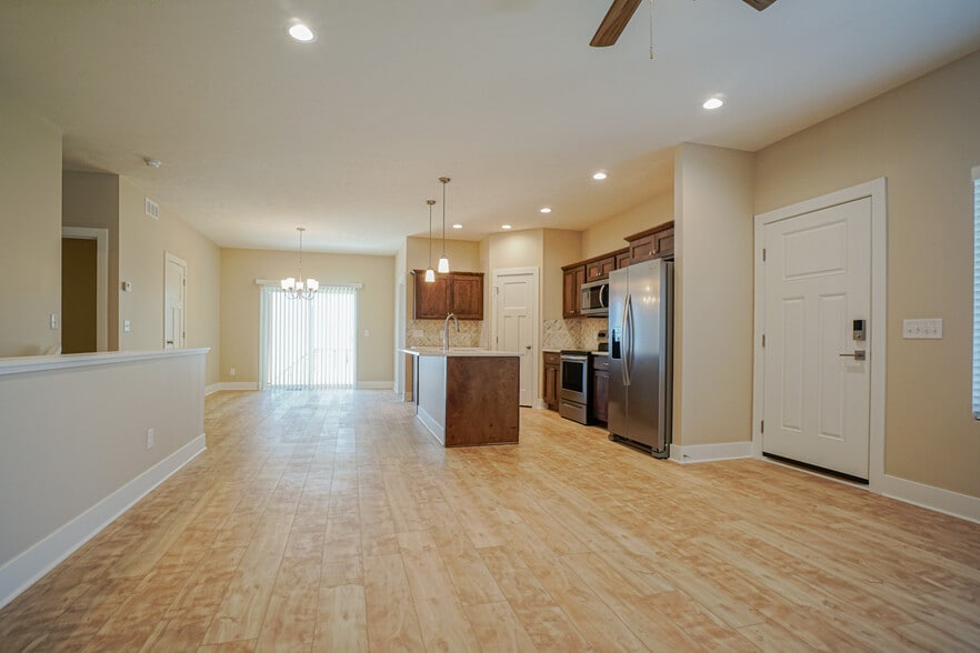 Building Photo - 8710 S 78th St