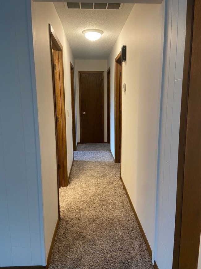 Building Photo - Like new, ranch home near Bass Pro, fully ...