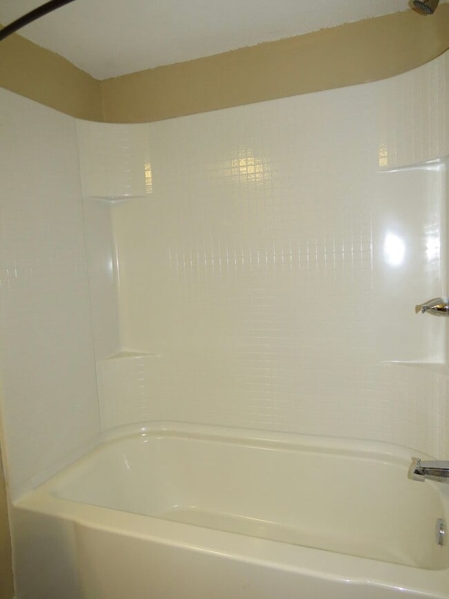 Building Photo - LAKE FOREST WATERFRONT 3 BEDROOM 2.5 BATHROOM