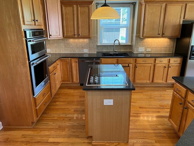 Building Photo - 4 Bed, 3.5 Bath Home w/  3 Car Garage in Williamson Co