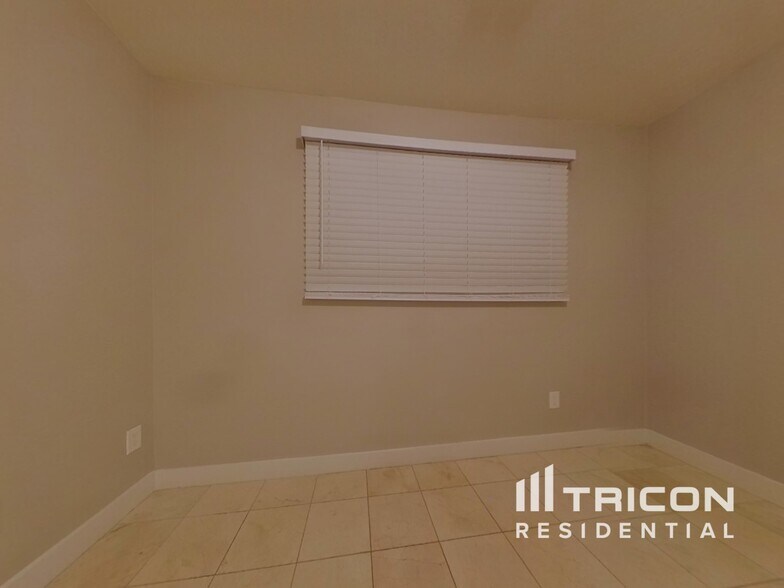 Building Photo - 810 S Greenleaf Ln