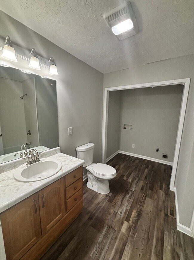 Building Photo - Newly Updated 4bd/3bth in Seymour!