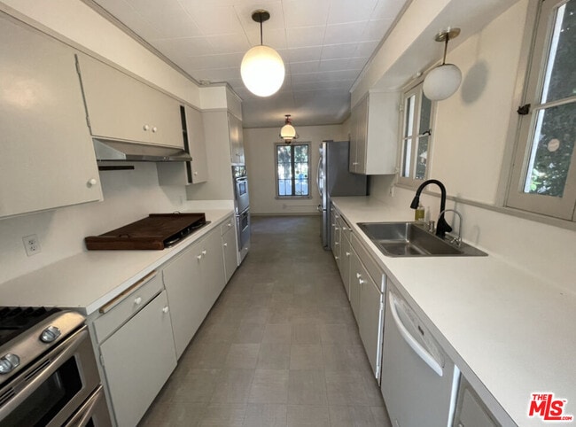 Building Photo - 147 S Poinsettia Pl