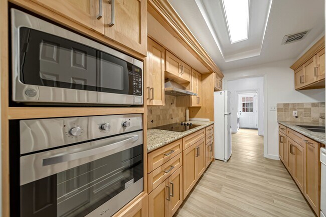Building Photo - 10732 Briar Forest Dr