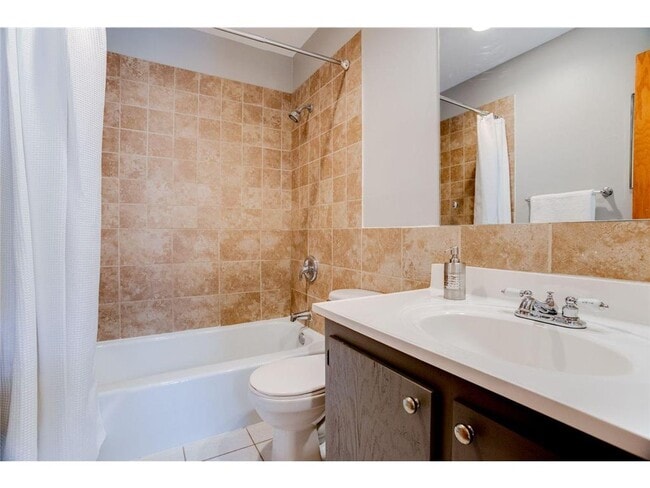 Building Photo - 821 Weeks Ave SE