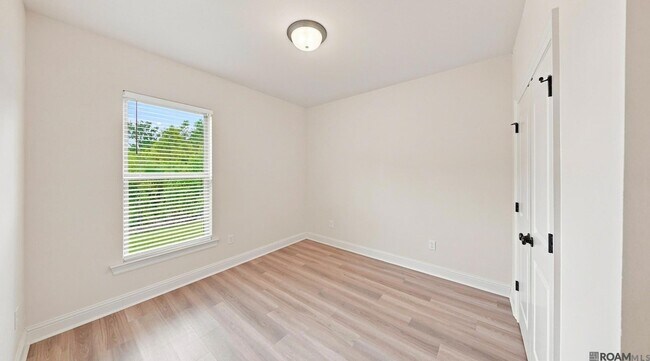 Building Photo - 7211 Kenilworth Crossing Ave