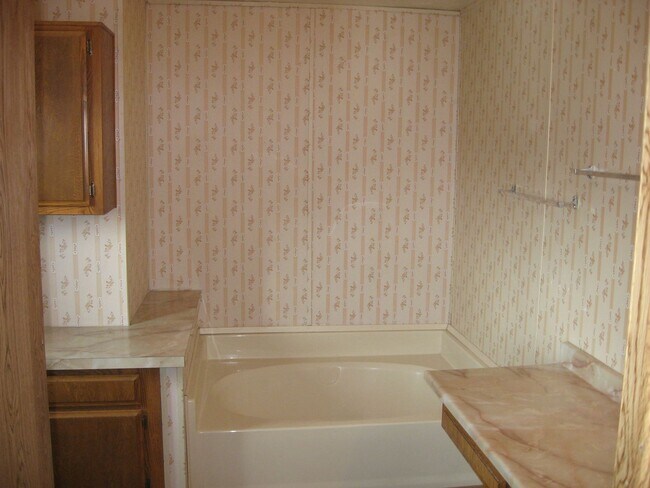 Building Photo - 3 Bedroom 2 Bathroom House in Outer Cedar City