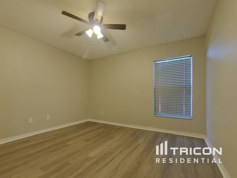 Building Photo - 2046 Knollcrest Dr