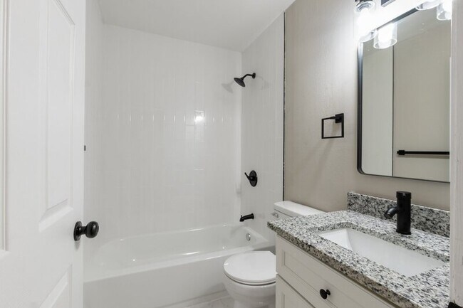 Building Photo - 852 N May St