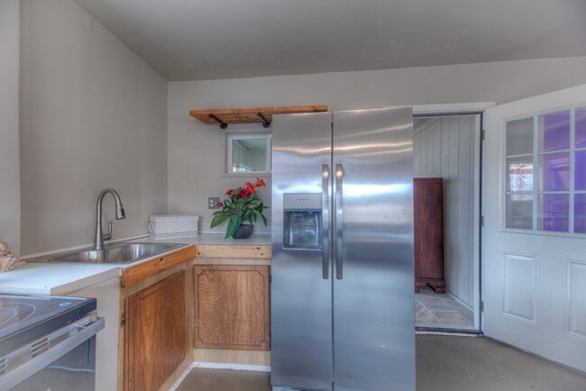 Building Photo - 6658 Bratton Rd