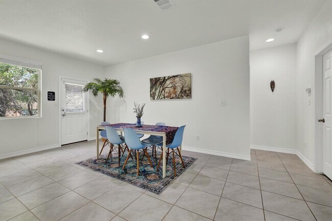 Building Photo - 216 Mary Max Cir