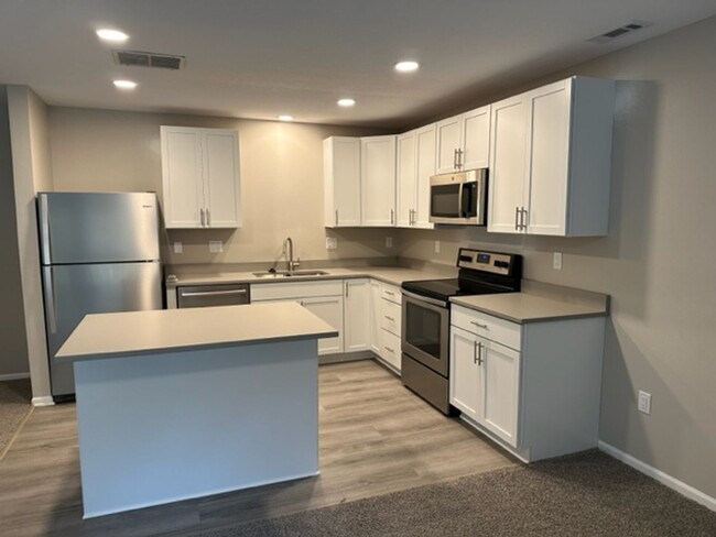 Building Photo - Newly renovated perfect 2 bedrom 2 bath to...