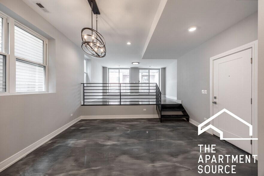 Building Photo - 3255 N Elston Ave