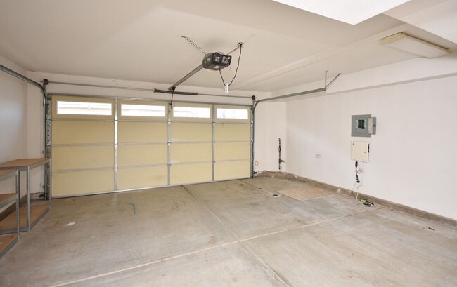 Building Photo - Beautiful condo blocks from the beach!