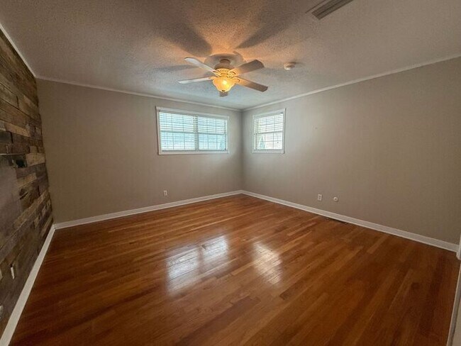 Building Photo - Gulf Breeze - Proper - 5 bedroom, 3.5 bathroom with pool and lawn care included