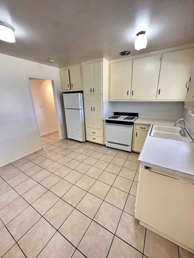 Building Photo - Beautiful House 3RB/1BA Single Family Home with 2 Car Garage & Large Fenced Backyard.