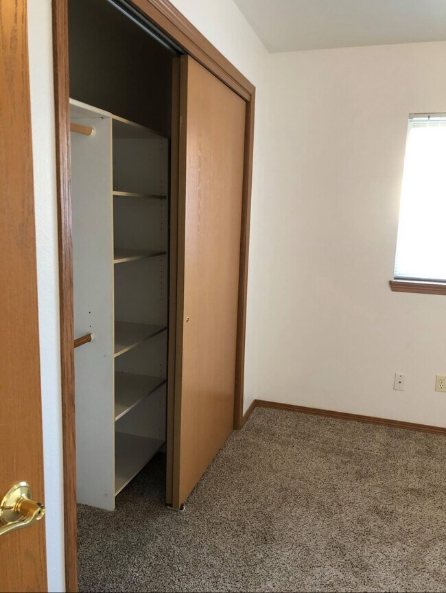 Building Photo - 501 E Walnut Cir