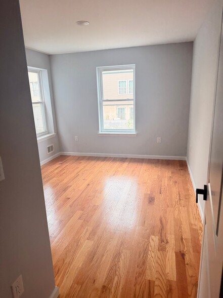 Building Photo - 725 S 11th St