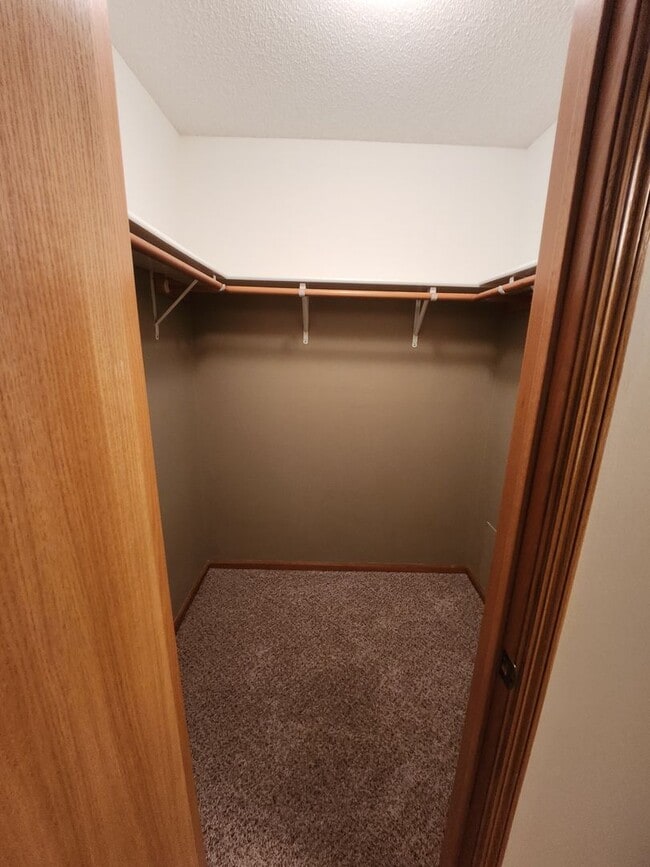 Building Photo - updated 2 bed townhouse under 2k per month in Burnsville! Open concept, master bed w/attached bat...