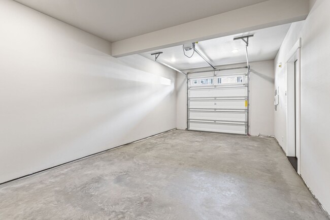 Building Photo - Brand New Townhouse in Yakima!