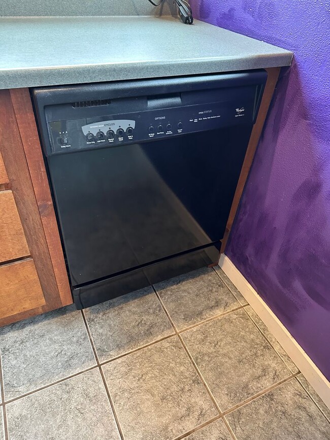 Building Photo - 2 Bedroom/ 1 Bath House in Eureka, Single car Garage with Washer & Dryer included!!