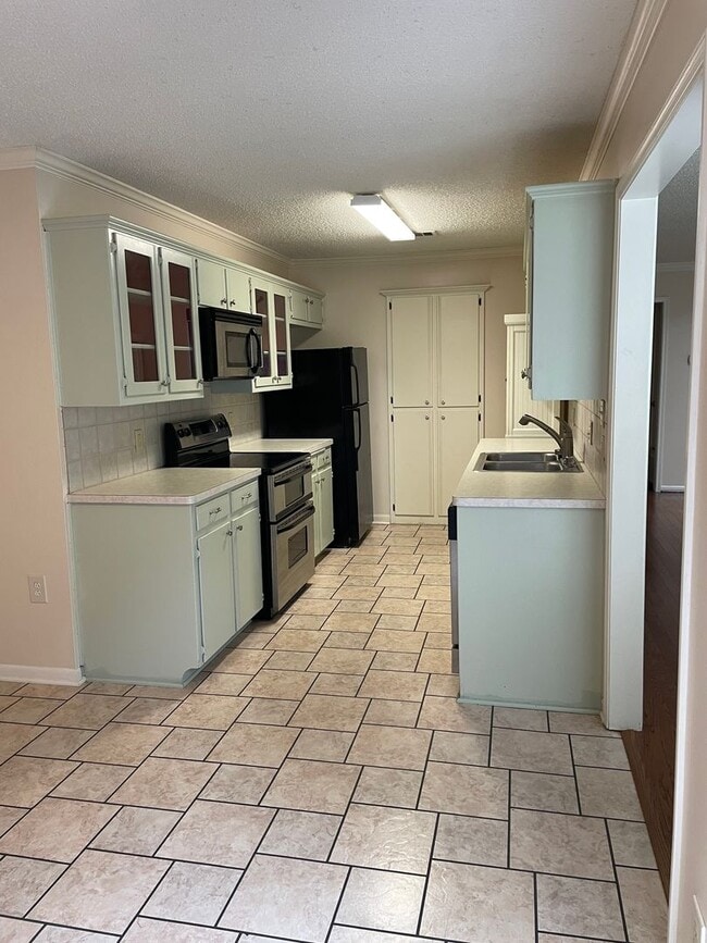Building Photo - Available Now! Charming 2-Bedroom, 2-bath ...