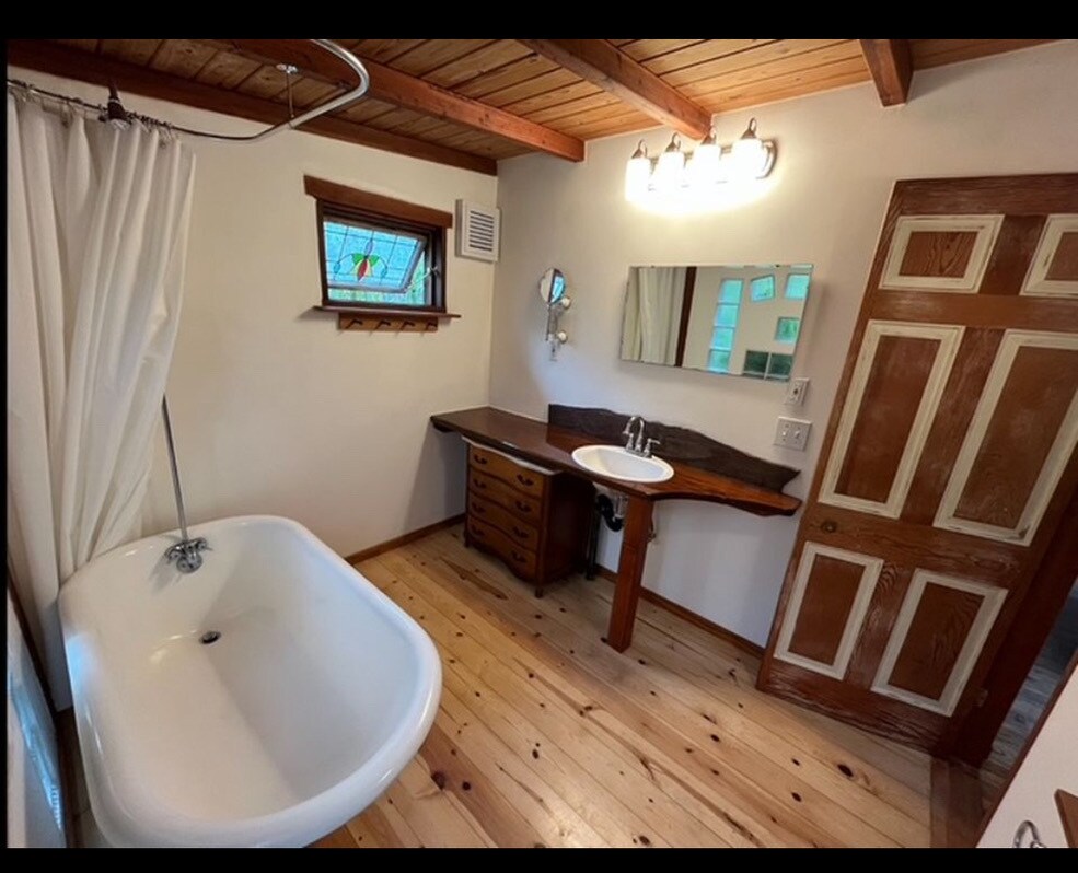 Building Photo - 1417 Old Topanga Canyon Rd