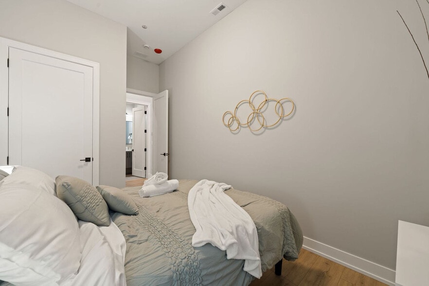 Building Photo - 801 S Western Ave