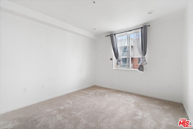Building Photo - 3740 Santa Rosalia Dr