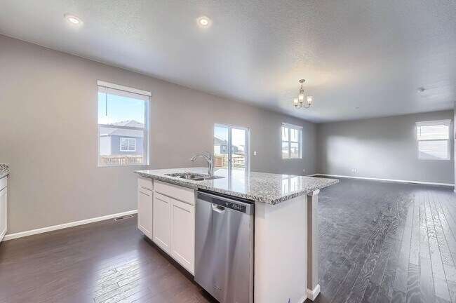 Building Photo - Gorgeous 4 bed, 3 bath, loft and an office!