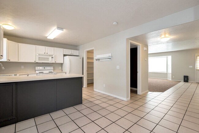 Building Photo - Available Now!   4 bedrooms, 3 1/2 baths PLUS Large Bonus Room