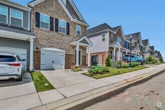 Building Photo - 3 bed/2.5 bath townhome in Tulip Hills wit...