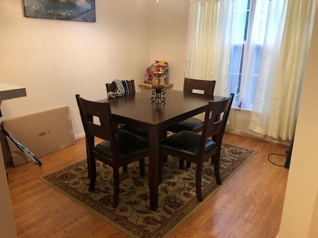 Building Photo - 3-bed 2.5-bath End-Unit Townhouse in desirable Piney Orchard Community