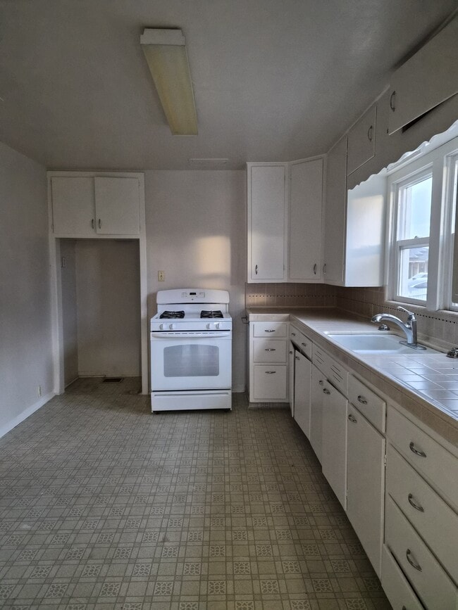 Building Photo - 1059 S Rupert Ave