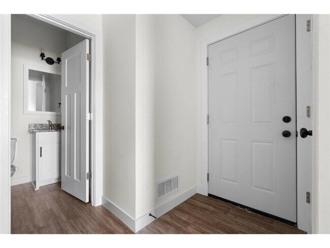 Building Photo - 1795 Cleveland Ct S