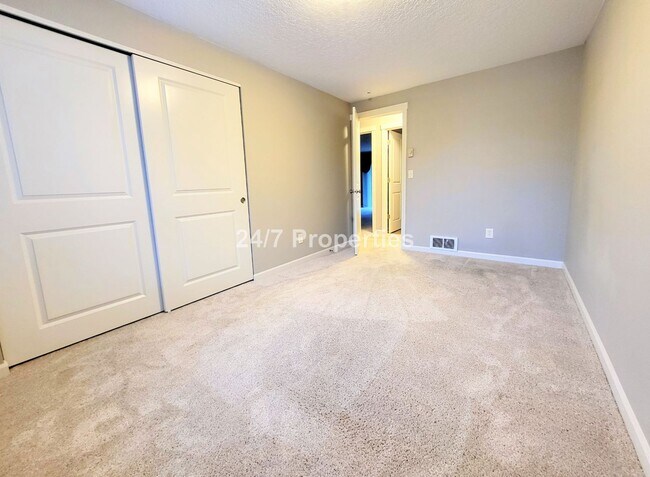 Building Photo - Single Level 3 BD | 2 BA w/ Backyard + Cov...