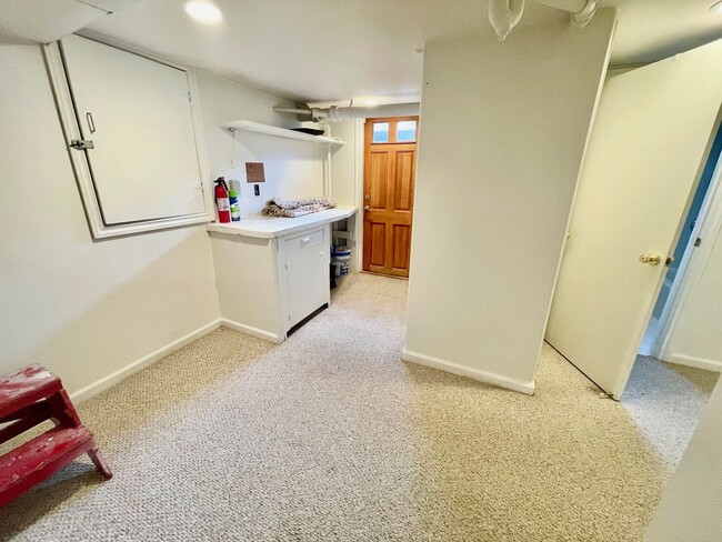 Building Photo - Charming  home on quiet street, great loca...