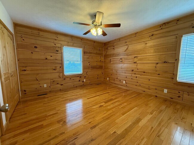 Building Photo - 1404 Maple Ln