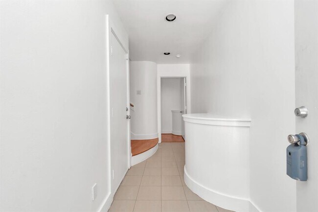 Building Photo - 5941 S Loop E