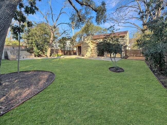 Building Photo - Luxury 4-Bedroom Home with 3,400+ Sq Ft in Prime San Antonio Location