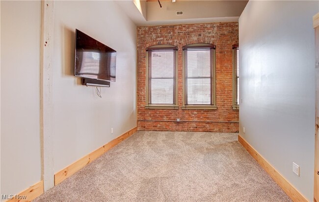 Building Photo - 425 W Lakeside Ave