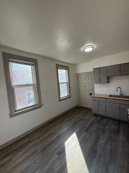 Building Photo - 1342 W 69th St