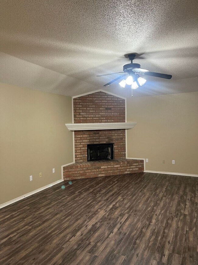 Building Photo - Spacious Duplex