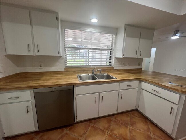 Building Photo - 21371 Knollwood Ave