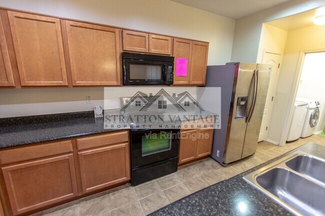 Building Photo - 928 S Hawk Ln