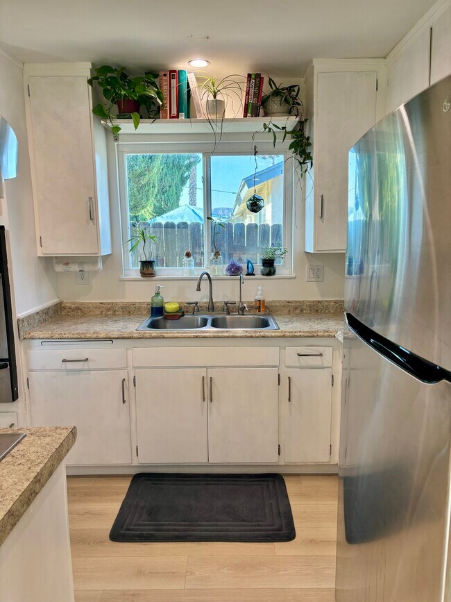 Building Photo - 1333 Currant Ave